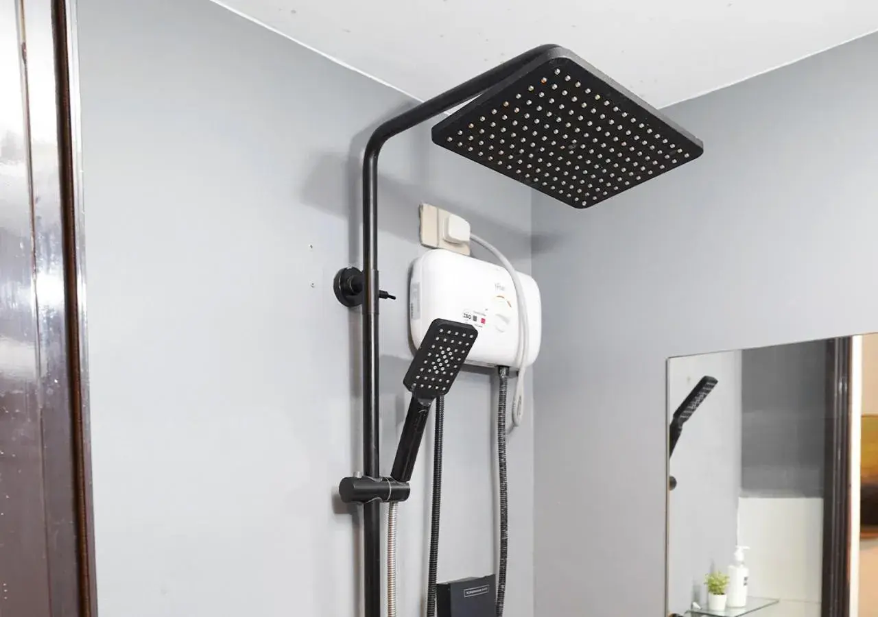 Shower in mySTAY Hotel BGC North